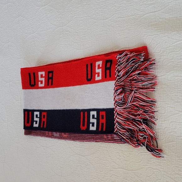 USA Vintage Red White and Blue Scarf by Knitmakers - Picture 4 of 5